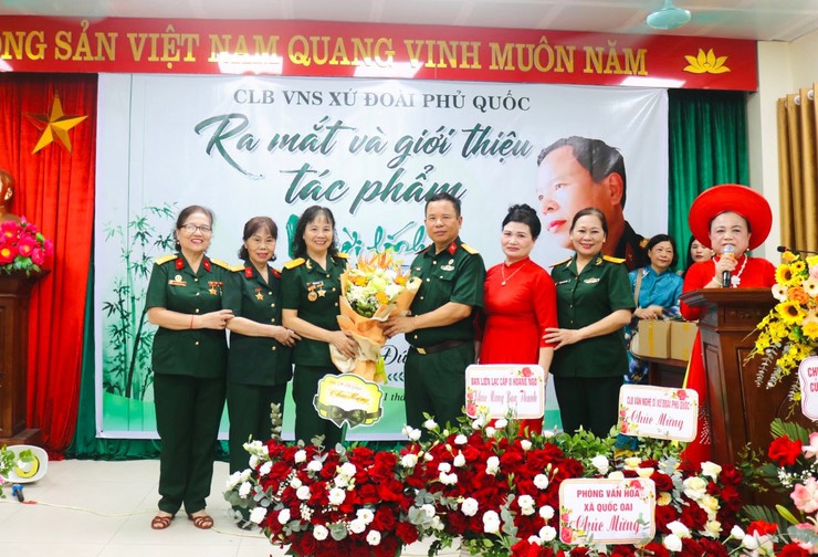 CLB Văn nghệ sỹ xứ Đoài Phủ Quốc tổ chức ra mắt và giới thiệu tác phẩm “Người lính và quê hương”- Ảnh 7.