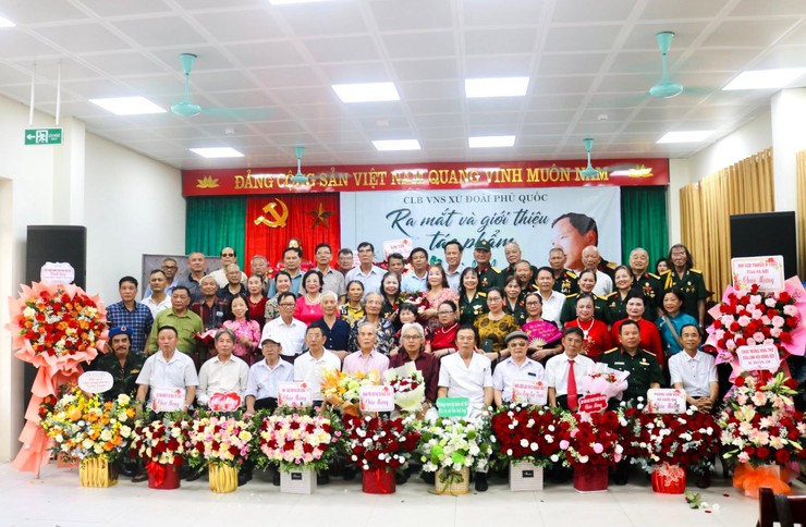 CLB Văn nghệ sỹ xứ Đoài Phủ Quốc tổ chức ra mắt và giới thiệu tác phẩm “Người lính và quê hương”- Ảnh 11.