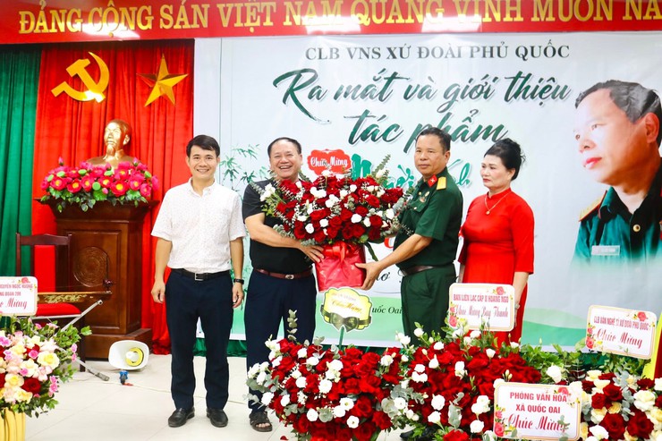 CLB Văn nghệ sỹ xứ Đoài Phủ Quốc tổ chức ra mắt và giới thiệu tác phẩm “Người lính và quê hương”- Ảnh 4.
