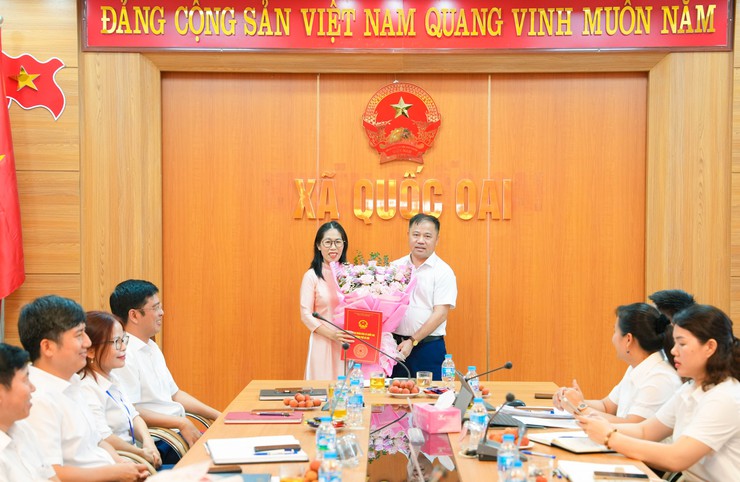 UBND xã Quốc Oai công bố và trao quyết định bổ nhiệm lãnh đạo quản lý Văn phòng HĐND&UBND và Trạm Y tế xã- Ảnh 4.