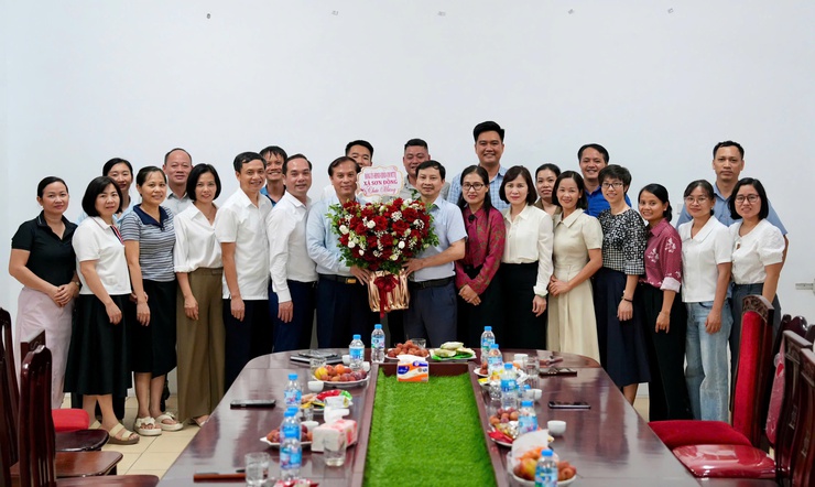 Xã Sơn Đồng chúc mừng Trung tâm Dịch vụ tổng hợp xã nhân Ngày Báo chí cách mạng Việt Nam- Ảnh 1.