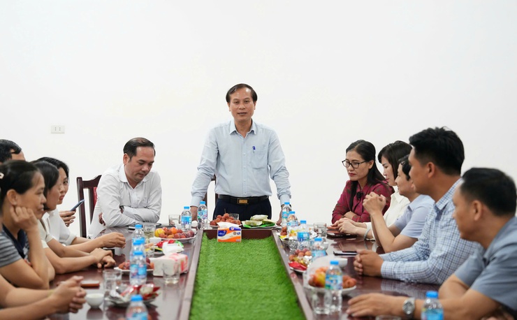 Xã Sơn Đồng chúc mừng Trung tâm Dịch vụ tổng hợp xã nhân Ngày Báo chí cách mạng Việt Nam- Ảnh 2.