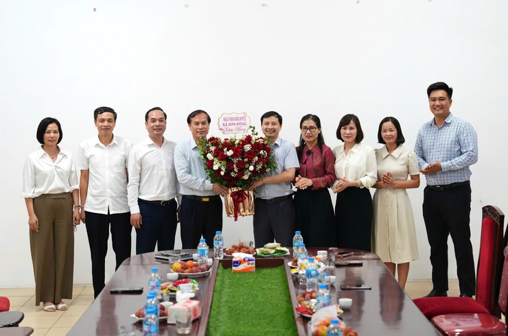 Xã Sơn Đồng chúc mừng Trung tâm Dịch vụ tổng hợp xã nhân Ngày Báo chí cách mạng Việt Nam- Ảnh 3.
