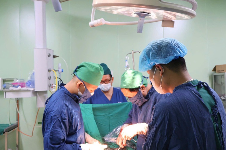 Bệnh viện đa khoa Ba Vì: Phẫu thuật thành công khối u nang buồng trứng nặng 4kg ở người bệnh 59 tuổi- Ảnh 1.