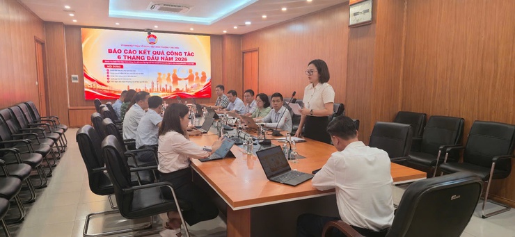 Đồng chí Bí thư Đảng uỷ phường Long Biên làm việc với Thường trực Uỷ ban MTTQ Việt Nam phường về kết quả thực hiện nhiệm vụ 6 tháng đầu năm, phương hướng, nhiệm vụ trọng tâm 6 tháng cuối năm 2026- Ảnh 1.