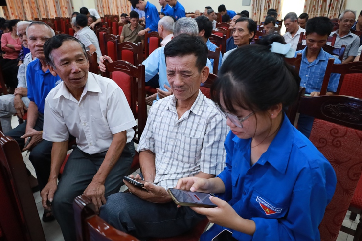 Đoàn Thanh niên Cộng sản Hồ Chí Minh xã Minh Châu tổ chức tuyên truyền, hướng dẫn Nhân dân cài đặt ứng dụng "Báo cháy 114"- Ảnh 6.