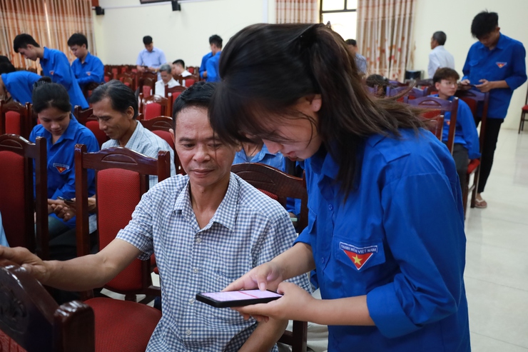 Đoàn Thanh niên Cộng sản Hồ Chí Minh xã Minh Châu tổ chức tuyên truyền, hướng dẫn Nhân dân cài đặt ứng dụng "Báo cháy 114"- Ảnh 3.