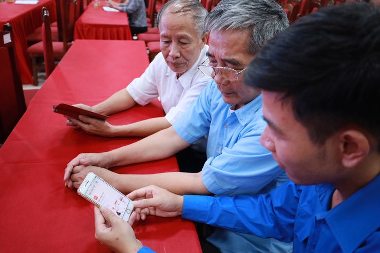 Đoàn Thanh niên Cộng sản Hồ Chí Minh xã Minh Châu tổ chức tuyên truyền, hướng dẫn Nhân dân cài đặt ứng dụng "Báo cháy 114"- Ảnh 2.
