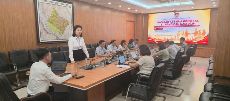 Đồng chí Bí thư Đảng uỷ phường Long Biên làm việc với Thường trực Uỷ ban MTTQ Việt Nam phường về kết quả thực hiện nhiệm vụ 6 tháng đầu năm, phương hướng, nhiệm vụ trọng tâm 6 tháng cuối năm 2026- Ảnh 2.