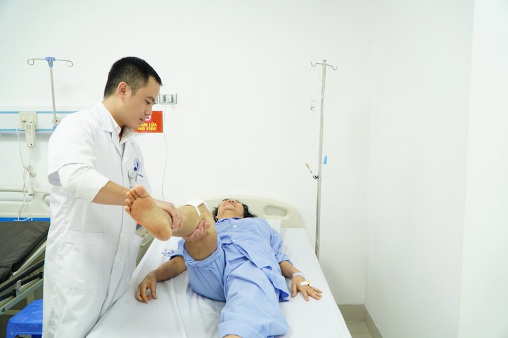 Thay khớp gối nhân tạo – Giải pháp hiệu quả cho bệnh nhân thoái hóa khớp gối nặng- Ảnh 1.