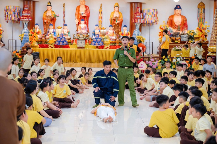 Tuyên truyền, trải nghiệm kỹ năng PCCC&CNCH tại khóa tu mùa hè “Thơm ngát hương từ bi” chùa Đống năm 2026.- Ảnh 2.