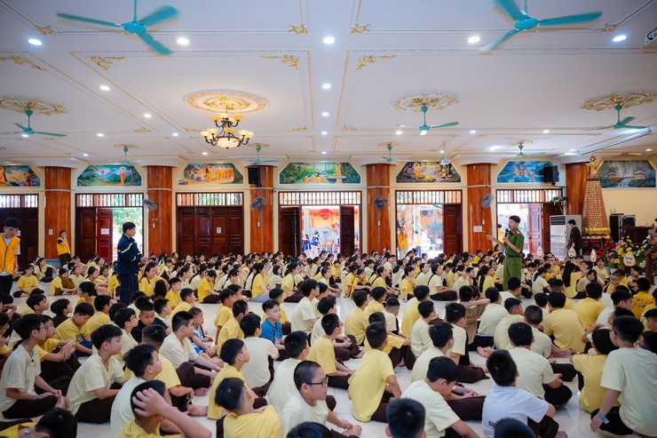 Tuyên truyền, trải nghiệm kỹ năng PCCC&CNCH tại khóa tu mùa hè “Thơm ngát hương từ bi” chùa Đống năm 2026.- Ảnh 1.