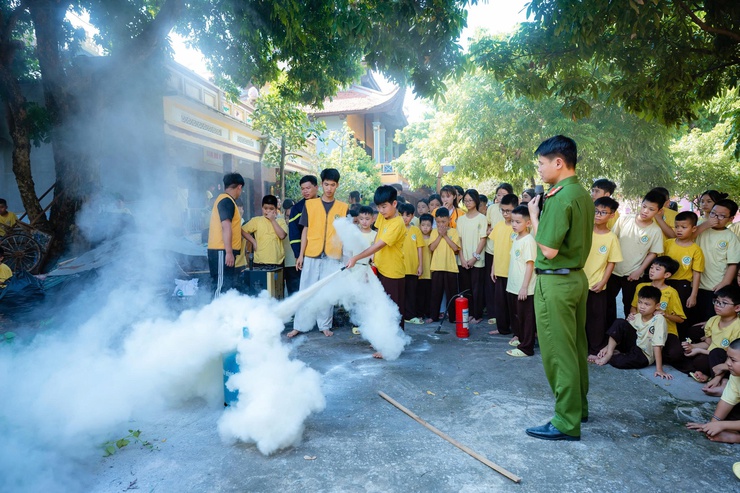 Tuyên truyền, trải nghiệm kỹ năng PCCC&CNCH tại khóa tu mùa hè “Thơm ngát hương từ bi” chùa Đống năm 2026.- Ảnh 3.