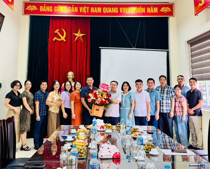 ĐOÀN LÃNH ĐẠO XÃ THANH TRÌ THĂM, CHÚC MỪNG TRUNG TÂM DỊCH VỤ TỔNG HỢP XÃ NHÂN KỶ NIỆM 101 NĂM NGÀY BÁO CHÍ CÁCH MẠNG VIỆT NAM- Ảnh 1.