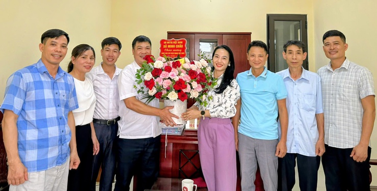 Ban Thường trực Ủy ban MTTQ Việt Nam xã Minh Châu chúc mừng Trung tâm Dịch vụ Tổng hợp xã nhân kỷ niệm 101 năm Ngày Báo chí Cách mạng Việt Nam- Ảnh 1.