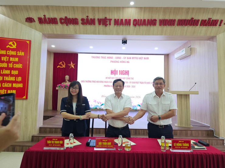 Phường Hồng Hà tổ chức hội nghị ký kết Quy chế phối hợp công tác giai đoạn 2026 - 2031 giữa Thường trực HĐND, UBND, Ban Thường trực UBMTTQ Việt Nam phường Hồng Hà- Ảnh 2.