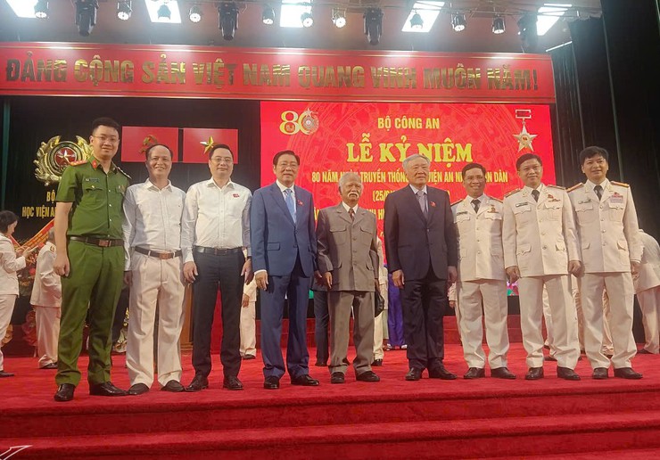 Xã Tam Hưng chúc mừng Học viên An ninh nhân dân nhân kỷ niệm 80 năm ngày truyền thống- Ảnh 3.