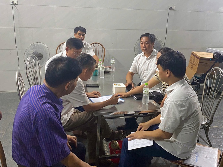 L&atilde;nh đạo x&atilde; Xu&acirc;n Mai trực tiếp đến từng hộ d&acirc;n vận động b&agrave;n giao mặt bằng Dự &aacute;n Quốc lộ 6- Ảnh 1.