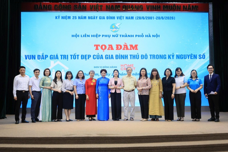 HỘI LHPN HÀ NỘI TỔ CHỨC TỌA ĐÀM “VUN ĐẮP GIÁ TRỊ TỐT ĐẸP CỦA GIA ĐÌNH THỦ ĐÔ TRONG KỶ NGUYÊN SỐ” TẠI XÃ THƯ LÂM- Ảnh 1.