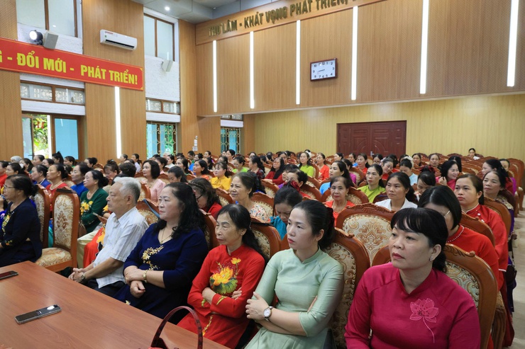 HỘI LHPN HÀ NỘI TỔ CHỨC TỌA ĐÀM “VUN ĐẮP GIÁ TRỊ TỐT ĐẸP CỦA GIA ĐÌNH THỦ ĐÔ TRONG KỶ NGUYÊN SỐ” TẠI XÃ THƯ LÂM- Ảnh 6.