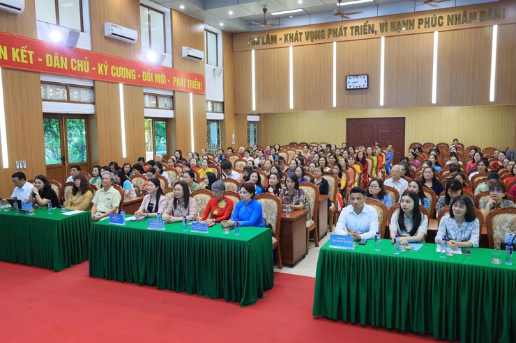 HỘI LHPN HÀ NỘI TỔ CHỨC TỌA ĐÀM “VUN ĐẮP GIÁ TRỊ TỐT ĐẸP CỦA GIA ĐÌNH THỦ ĐÔ TRONG KỶ NGUYÊN SỐ” TẠI XÃ THƯ LÂM- Ảnh 2.