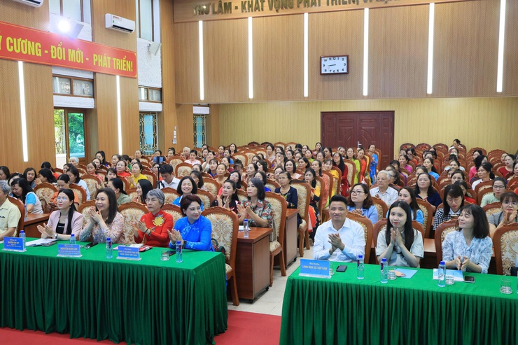 HỘI LHPN HÀ NỘI TỔ CHỨC TỌA ĐÀM “VUN ĐẮP GIÁ TRỊ TỐT ĐẸP CỦA GIA ĐÌNH THỦ ĐÔ TRONG KỶ NGUYÊN SỐ” TẠI XÃ THƯ LÂM- Ảnh 3.