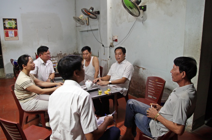 L&atilde;nh đạo x&atilde; Xu&acirc;n Mai trực tiếp đến từng hộ d&acirc;n vận động b&agrave;n giao mặt bằng Dự &aacute;n Quốc lộ 6- Ảnh 2.
