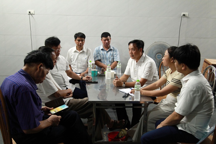 L&atilde;nh đạo x&atilde; Xu&acirc;n Mai trực tiếp đến từng hộ d&acirc;n vận động b&agrave;n giao mặt bằng Dự &aacute;n Quốc lộ 6- Ảnh 4.