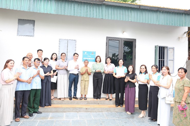 PHỤ NỮ SÓC SƠN KHÁNH THÀNH VÀ TRAO NHÀ MÁI ẤM TÌNH THƯƠNG- Ảnh 1.