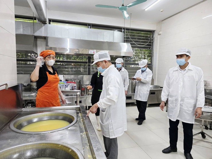Phú Lương quyết liệt gỡ "điểm nghẽn" an toàn thực phẩm: xử phạt 11 cơ sở vi phạm, không để xảy ra ngộ độc thực phẩm- Ảnh 1.