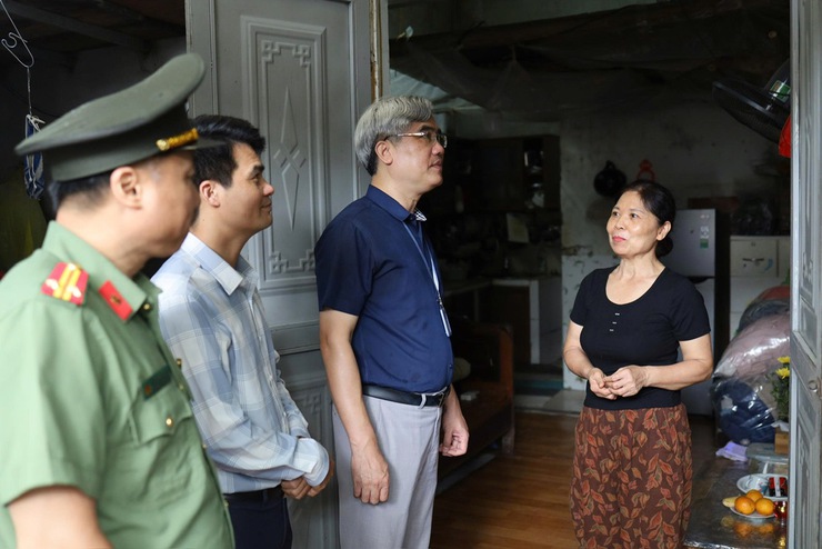 Phường Xuân Đỉnh: Lãnh đạo Phường trực tiếp xuống địa bàn, gặp gỡ, thăm hỏi, động viên các hộ dân thuộc diện giải phóng mặt bằng các dự án trọng điểm trên địa bàn.- Ảnh 5.