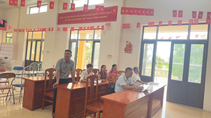 Tổ công tác số 06 làm việc với các chi bộ thôn phục vụ công tác sắp xếp thôn và kiện toàn mô hình chi bộ- Ảnh 4.