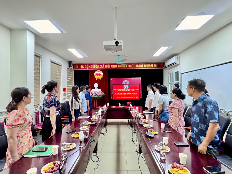 CHI BỘ PHÒNG VĂN HÓA - XÃ HỘI PHƯỜNG VĂN MIẾU - QUỐC TỬ GIÁM TỔ CHỨC LỄ KẾT NẠP ĐẢNG VIÊN CHO QUẦN CHÚNG ƯU TÚ- Ảnh 1.