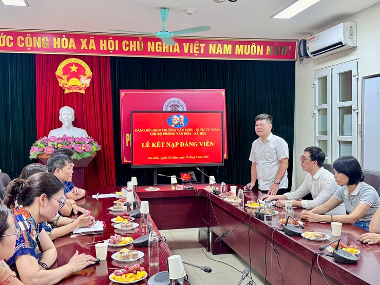 CHI BỘ PHÒNG VĂN HÓA - XÃ HỘI PHƯỜNG VĂN MIẾU - QUỐC TỬ GIÁM TỔ CHỨC LỄ KẾT NẠP ĐẢNG VIÊN CHO QUẦN CHÚNG ƯU TÚ- Ảnh 3.