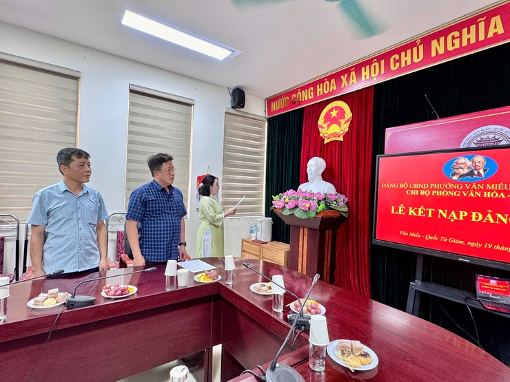 CHI BỘ PHÒNG VĂN HÓA - XÃ HỘI PHƯỜNG VĂN MIẾU - QUỐC TỬ GIÁM TỔ CHỨC LỄ KẾT NẠP ĐẢNG VIÊN CHO QUẦN CHÚNG ƯU TÚ- Ảnh 2.