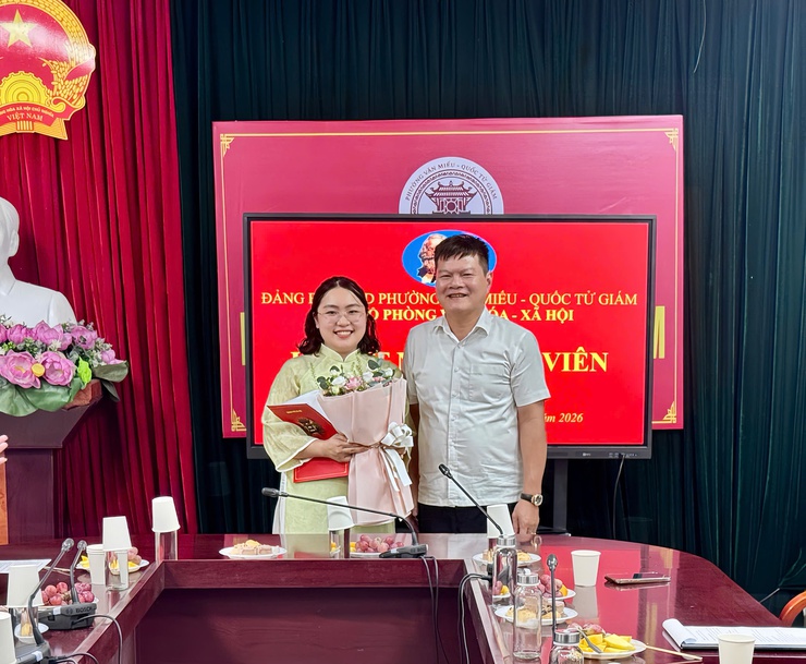 CHI BỘ PHÒNG VĂN HÓA - XÃ HỘI PHƯỜNG VĂN MIẾU - QUỐC TỬ GIÁM TỔ CHỨC LỄ KẾT NẠP ĐẢNG VIÊN CHO QUẦN CHÚNG ƯU TÚ- Ảnh 4.