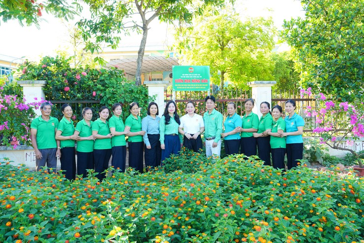 HỘI NÔNG DÂN XÃ QUỐC OAI GẮN BIỂN CÔNG TRÌNH "VƯỜN HOA NÔNG DÂN" VÀ MÔ HÌNH "NUÔI CÁ TRẮM ĐEN THÂM CANH" CHÀO MỪNG THÀNH CÔNG ĐẠI HỘI ĐẠI BIỂU TOÀN QUỐC HỘI NÔNG DÂN VIỆT NAM LẦN THỨ IX- Ảnh 1.