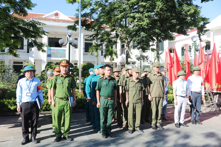 Quốc Oai ra quân giải quyết điểm nghẽn về trật tự đô thị, xây dựng môi trường văn minh- Ảnh 1.