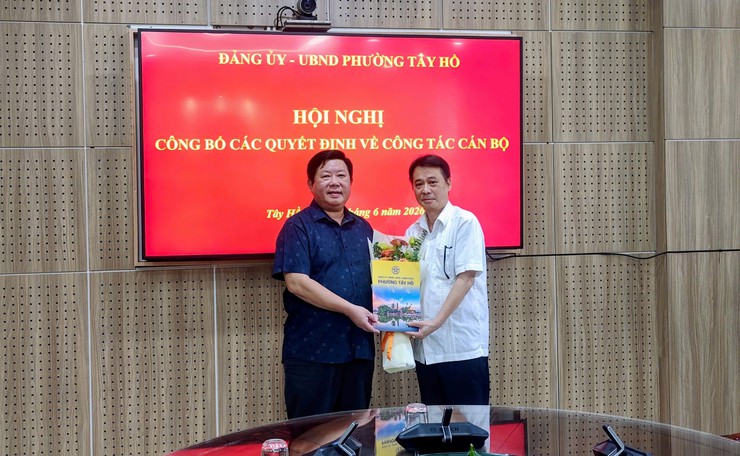 Phường Tây Hồ tổ chức trao các quyết định về công tác cán bộ- Ảnh 1.