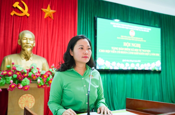 HỘI NÔNG DÂN XÃ QUỐC OAI TRAO HỖ TRỢ BẢO HIỂM XÃ HỘI TỰ NGUYỆN, RA MẮT CÂU LẠC BỘ NÔNG DÂN THAM GIA BẢO VỆ MÔI TRƯỜNG- Ảnh 3.