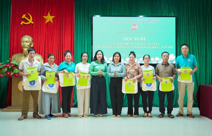 HỘI NÔNG DÂN XÃ QUỐC OAI TRAO HỖ TRỢ BẢO HIỂM XÃ HỘI TỰ NGUYỆN, RA MẮT CÂU LẠC BỘ NÔNG DÂN THAM GIA BẢO VỆ MÔI TRƯỜNG- Ảnh 4.