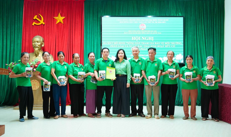 HỘI NÔNG DÂN XÃ QUỐC OAI TRAO HỖ TRỢ BẢO HIỂM XÃ HỘI TỰ NGUYỆN, RA MẮT CÂU LẠC BỘ NÔNG DÂN THAM GIA BẢO VỆ MÔI TRƯỜNG- Ảnh 6.