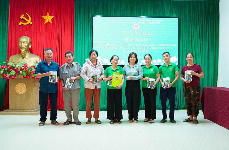 HỘI NÔNG DÂN XÃ QUỐC OAI TRAO HỖ TRỢ BẢO HIỂM XÃ HỘI TỰ NGUYỆN, RA MẮT CÂU LẠC BỘ NÔNG DÂN THAM GIA BẢO VỆ MÔI TRƯỜNG- Ảnh 7.