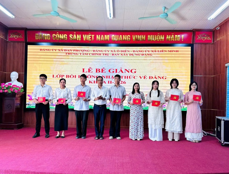 Bế giảng lớp bồi dưỡng nhận thức về Đảng khóa 2 năm 2026- Ảnh 3.