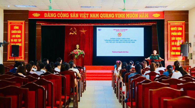 Hội đồng Giáo dục quốc phòng và an ninh xã Ô Diên khai mạc lớp bồi dưỡng kiến thức quốc phòng và an ninh đối tượng 4 năm 2026- Ảnh 2.