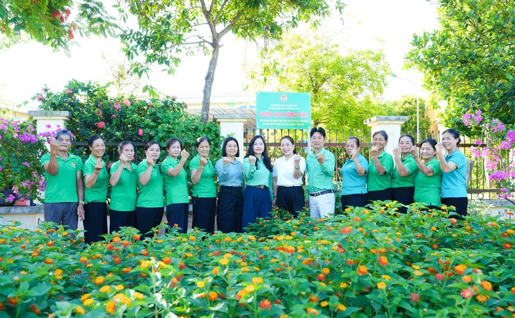 HỘI NÔNG DÂN XÃ QUỐC OAI GẮN BIỂN CÔNG TRÌNH "VƯỜN HOA NÔNG DÂN" VÀ MÔ HÌNH "NUÔI CÁ TRẮM ĐEN THÂM CANH" CHÀO MỪNG THÀNH CÔNG ĐẠI HỘI ĐẠI BIỂU TOÀN QUỐC HỘI NÔNG DÂN VIỆT NAM LẦN THỨ IX- Ảnh 2.
