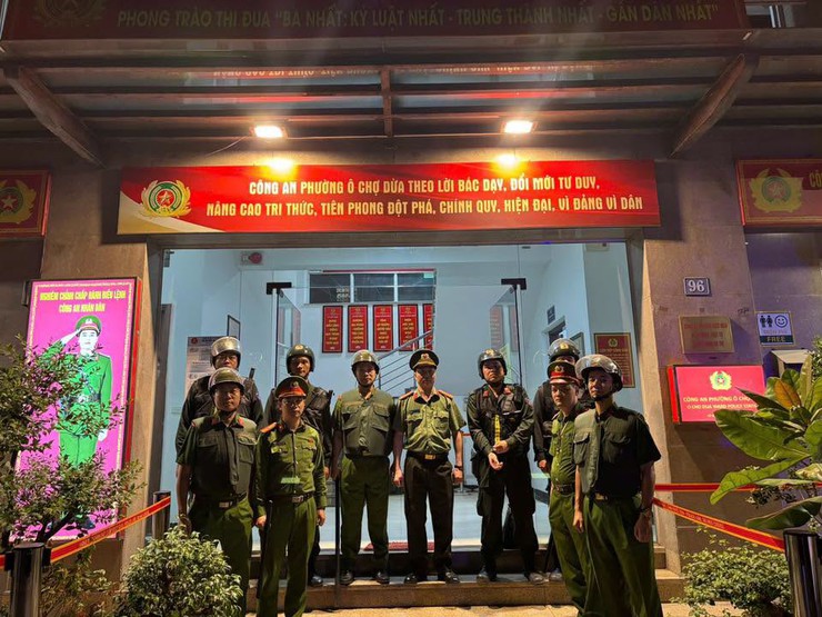Công an Phường Ô Chợ Dừa hiệp đồng tuần tra xuyên đêm- Ảnh 1.