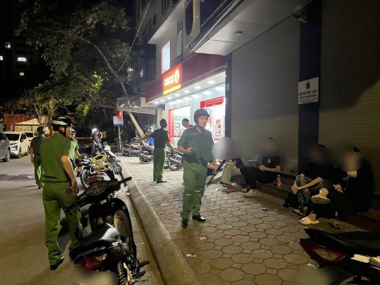 Công an Phường Ô Chợ Dừa hiệp đồng tuần tra xuyên đêm- Ảnh 2.