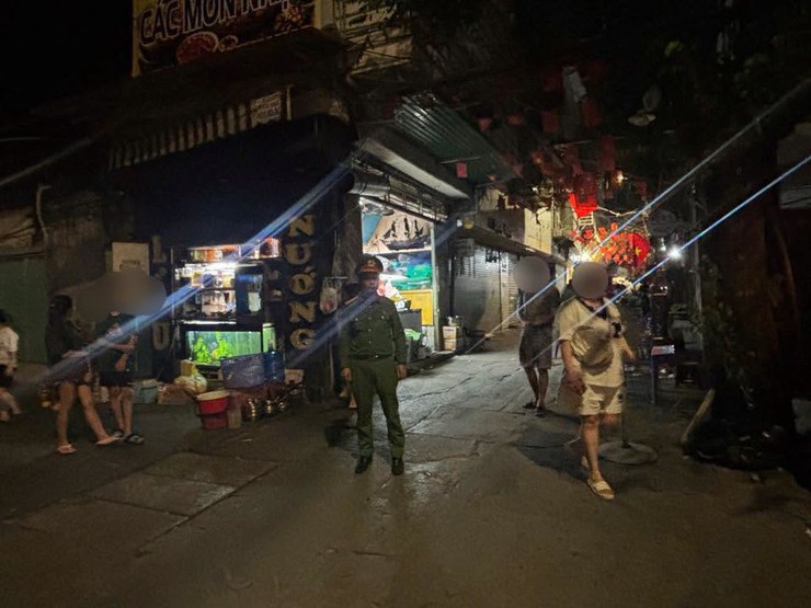 Công an Phường Ô Chợ Dừa hiệp đồng tuần tra xuyên đêm- Ảnh 4.