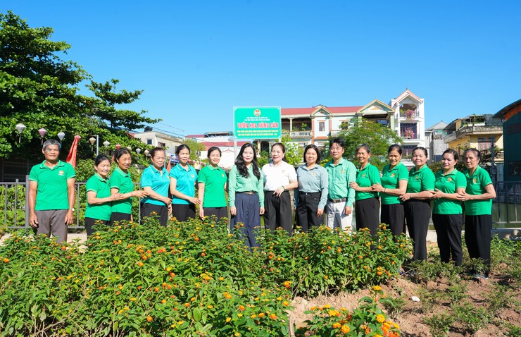 HỘI NÔNG DÂN XÃ QUỐC OAI GẮN BIỂN CÔNG TRÌNH "VƯỜN HOA NÔNG DÂN" VÀ MÔ HÌNH "NUÔI CÁ TRẮM ĐEN THÂM CANH" CHÀO MỪNG THÀNH CÔNG ĐẠI HỘI ĐẠI BIỂU TOÀN QUỐC HỘI NÔNG DÂN VIỆT NAM LẦN THỨ IX- Ảnh 4.